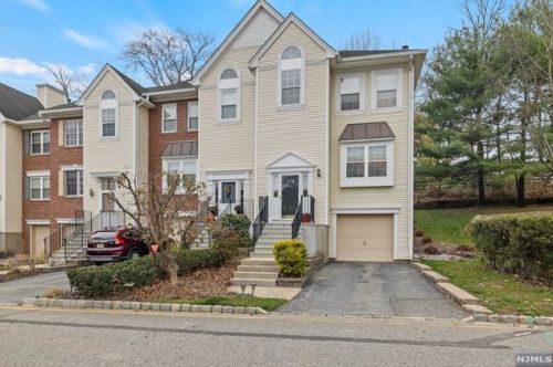 1058 Ash Dr, Mahwah, NJ 07430-2360