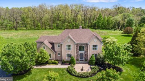 186 Tinari Dr, Southampton, PA 18954-2057