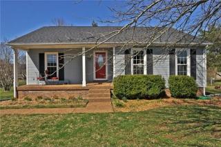 828 Harpeth Bend Dr, Nashville, TN 37221-3550