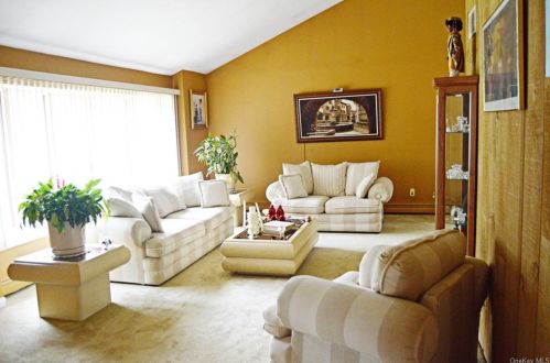 9 Rolling Hills Dr, Panamoka NY  11961-2305 exterior