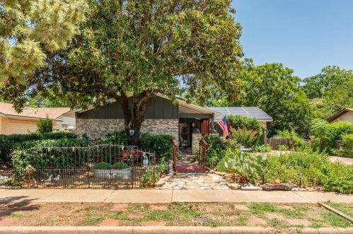 816 Fayette Dr, Euless, TX 76039-3261