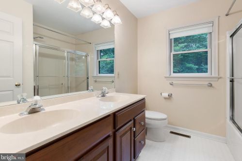 781 Zermatt Dr, Hummelstown PA  17036-9703 exterior