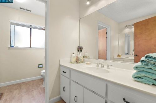 5525 Merritt Dr, Concord CA 94521-4708 exterior