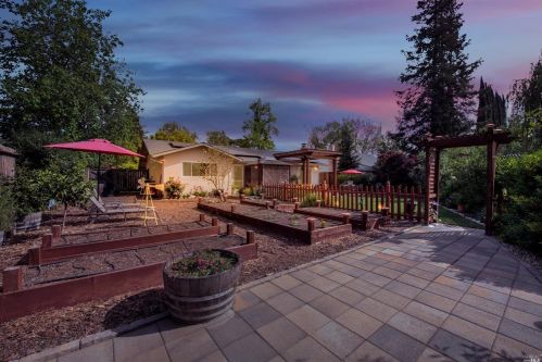 1000 Woodridge Dr, Vacaville CA  95687-6440 exterior