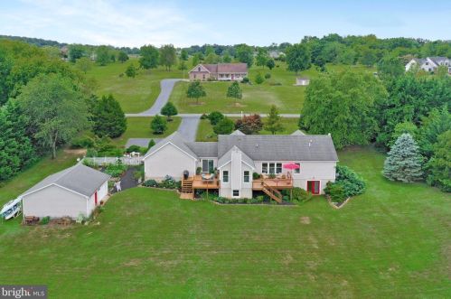 371 Stayman Dr, Falling Waters, WV 25419-3850