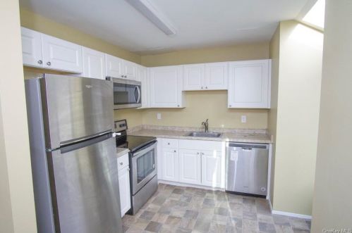 24 Franklin Pl, Washingtonville NY  10992-1356 exterior