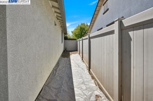 1549 Maple Valley St, Manteca CA 95336-5127 exterior