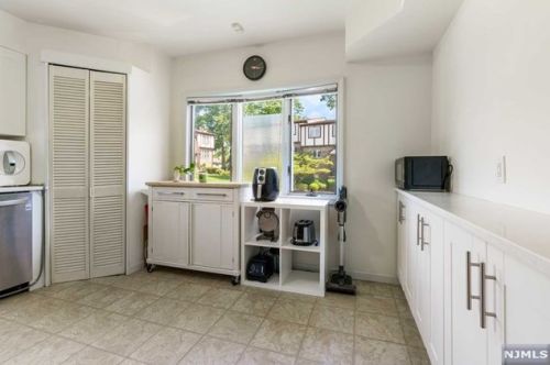 60 Canterbury Ln, N Milford NJ  07646-3262 exterior