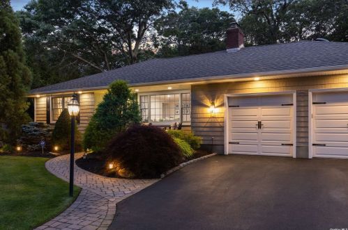 96 Vanderbilt Blvd, Oakdale NY  11769-2033 exterior