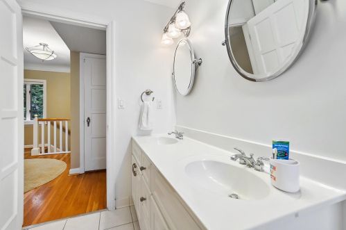 3911 Devonshire Dr, Cincinnati OH 45226-1301 exterior