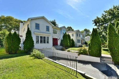 52 Tobin Ave, Great Neck, NY 11021-4427