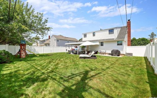 3874 Peter St, Seaford NY  11783-1216 exterior