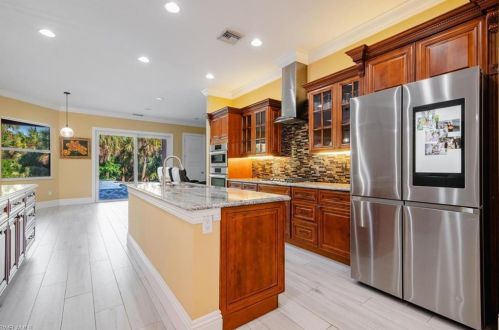 670 1 St, Naples FL 34117-5106 exterior