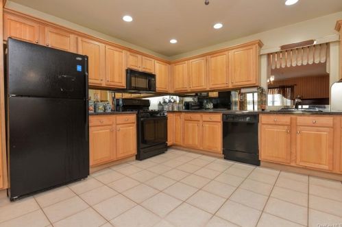 73 Jamie Ct, Airmont NY  10901-7016 exterior