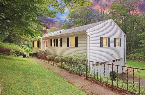 207 Chestnut Ridge Rd, Bethel, CT 06801-2654