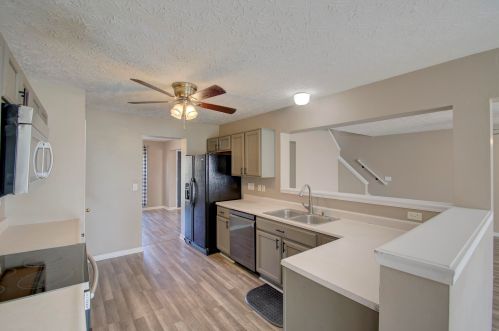 1733 Greatwood Dr, Florence KY  41042-8121 exterior