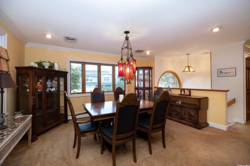648 Broome Ave, North Lindenhurst, NY 11757-2801