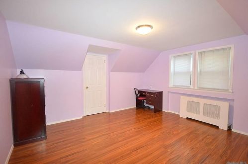 50 Aberdeen Rd, New Hyde Park NY  11040-2138 exterior