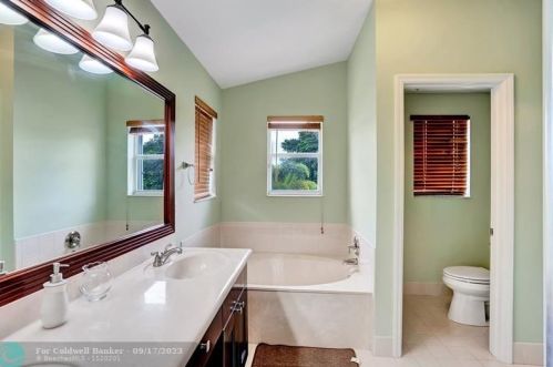 2489 191 Ave, Hollywood FL  33029-4610 exterior