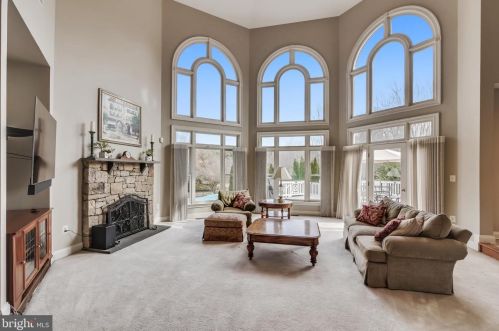 19228 Charandy Dr, Leesburg VA 20175-7215 exterior