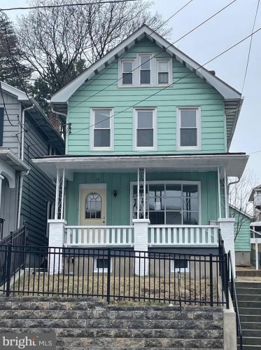 15 Center Ave, Schuylkill Haven, PA 17972-1001