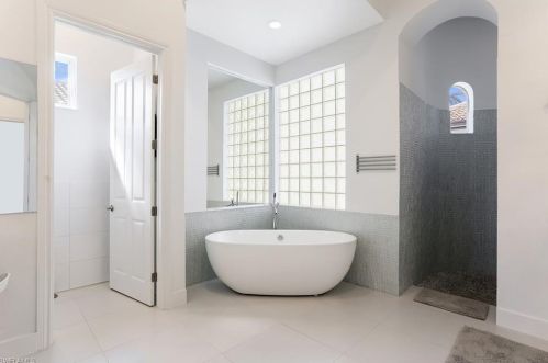 9045 Shenendoah Cir, Naples FL 34113-1663 exterior