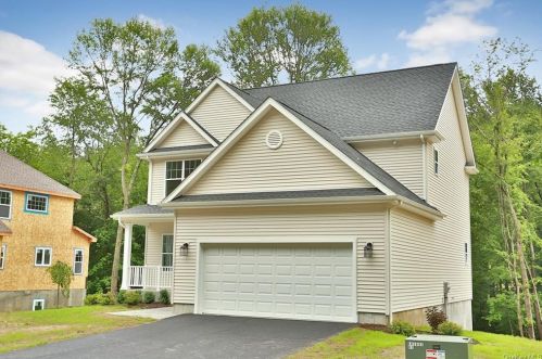 28 Knoll Ct, Fishkill, NY 12524-4304