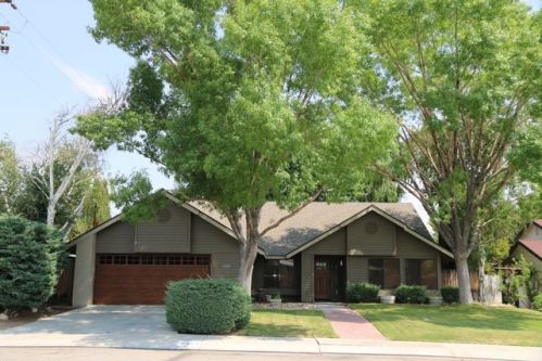 2377 Choctaw Dr, Bishop, CA 93514-1990
