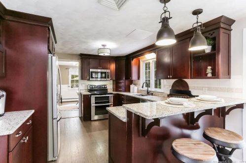 25 Hunter Ln, Glastonbury, CT 06033-1440