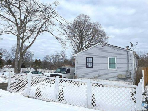 168 Washington Ave, Wheatley Heights NY  11798-2020 exterior