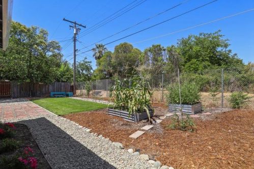 6577 Melrose Dr, North Highlands CA  95660-4378 exterior