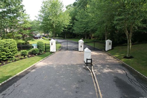 4 Sabrina Ct, Huntington Station NY  11746-4225 exterior