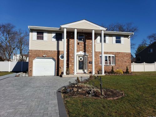 3 Skylark Ln, Amityville, NY 11701-1621
