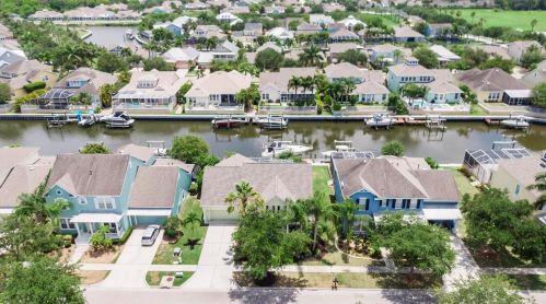 413 Islebay Dr, Ruskin FL  33572-3332 exterior