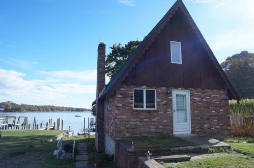 14 River Rd, East Lyme, CT 06333-1720