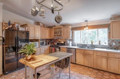 282 Lonesome Dove Dr, Lost Pines, TX 78612-4845