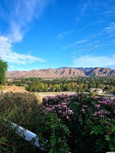 26945 Brooken Ave, Santa Clarita CA  91387-3904 exterior