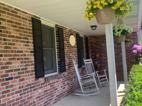 446 Buckhorn Dr, Belvidere, NJ 07823-2707