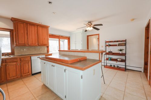 16 10th St, Kingston NH  03848-3717 exterior