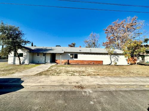 6821 8th St, Riverbank, CA 95367-2549