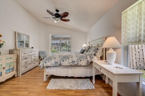 963 Ridgewood Ter, Tarpon Springs FL  34689-2622 exterior