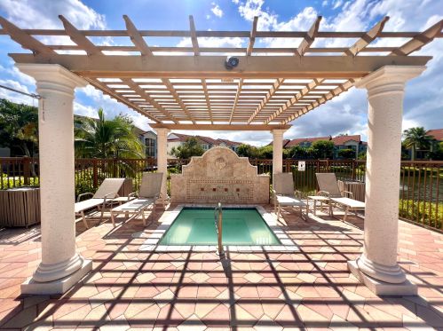 419 Villa Cir, Boynton Beach FL  33435-8911 exterior