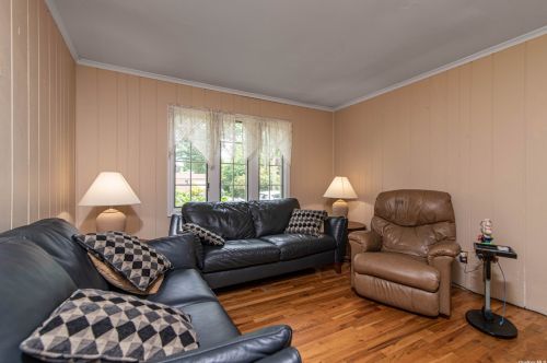 305 9th Ave, Elwood NY  11731-2127 exterior