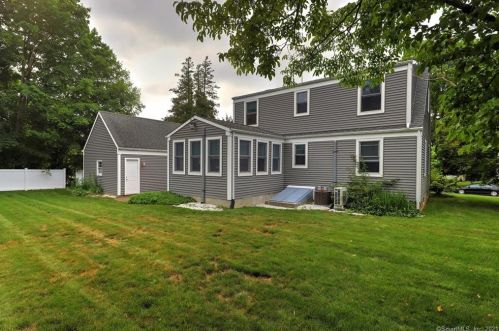 12 Gwendolyn Dr, Bridgeport, CT 06611-2428