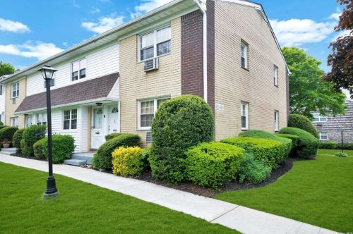 4801 Wilshire Ln, Oakdale, NY 11769-1448