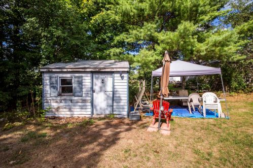 208 Lawrence Rd, Salem NH  03079-3905 exterior