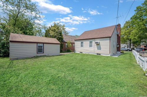 18 Jefferson St, New Hyde Park NY  11040-1912 exterior