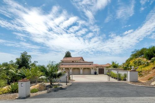 2038 Elevado Rd, Vista, CA 92084-2810