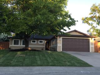 4852 Vogelsang Dr, Sacramento, CA 95842-2932