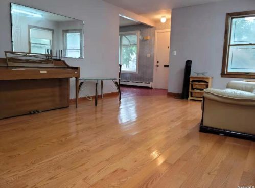 76-33 266th St, New Hyde Park, NY 11040-1406